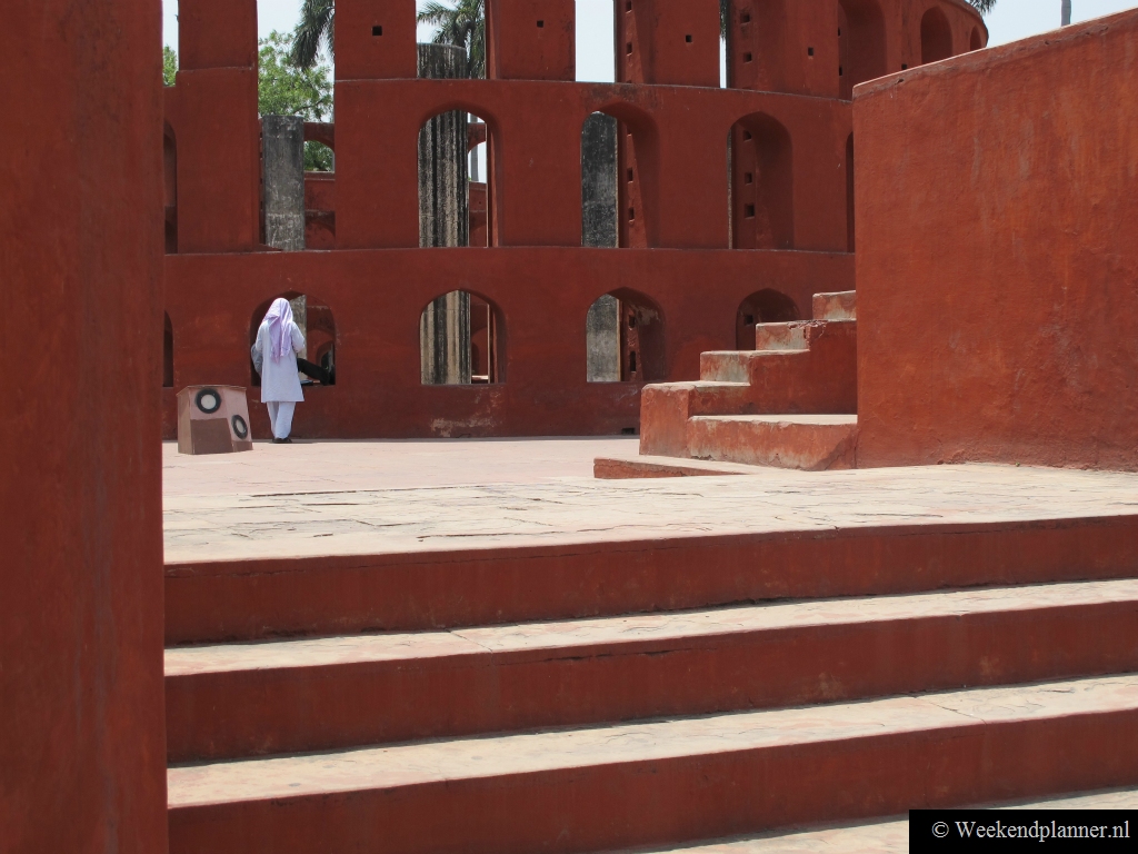 De Jantar Mantar was bedoeld om de zon en de planeten te observeren. De zon heeft dus vrij toegang tot het monument en overdag kan het er dus erg heet zijn. Neem dus in ieder geval wat water mee.